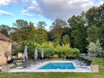 Gîte pour 25 personnes, avec jardin ainsi que terrasse et piscine à Courtenay