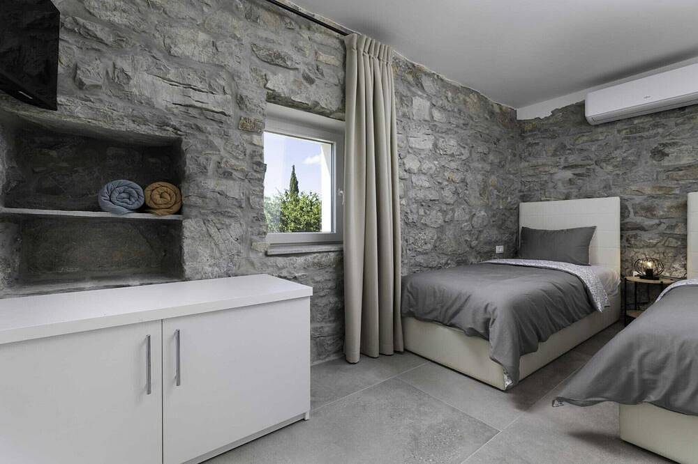 Luxury Krk Villa with Private Pool and Gardens - Three Bedroom Villa in Lakmartin, Krk (isla)