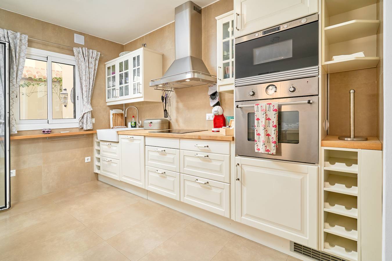 Entire apartment, Apartment 'Jeanna B' with Private Terrace, Wi-Fi and Air Conditioning in Nerja Centre, Nerja