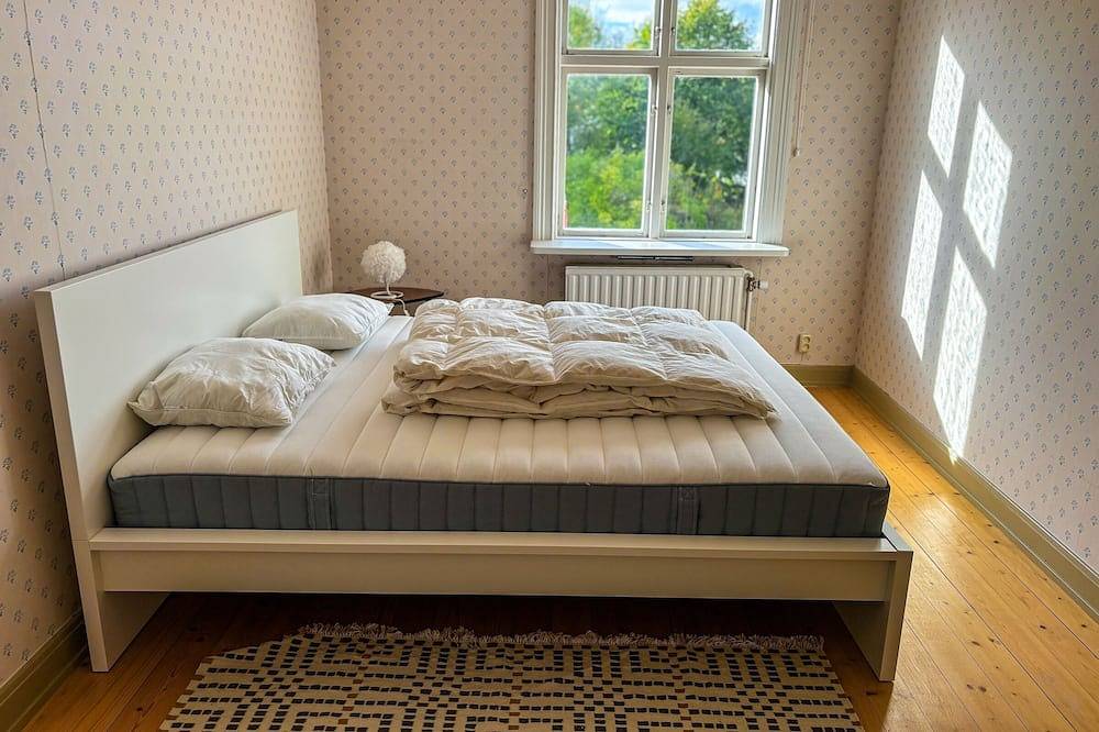 Seegut Hovmantorp – exklusives Ferienhaus am See mit Sauna & Platz für 12 Gäste in Rottnen