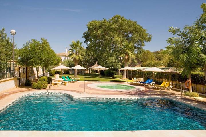 Hôtel pour 3 personnes, avec jardin ainsi que bassin pour enfant et piscine