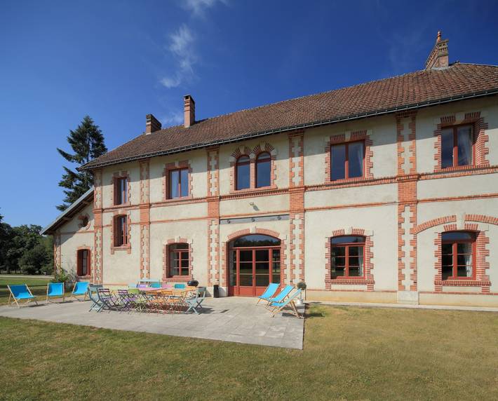 Location de vacances pour 14 personnes, avec jardin, animaux acceptés à Ambillou