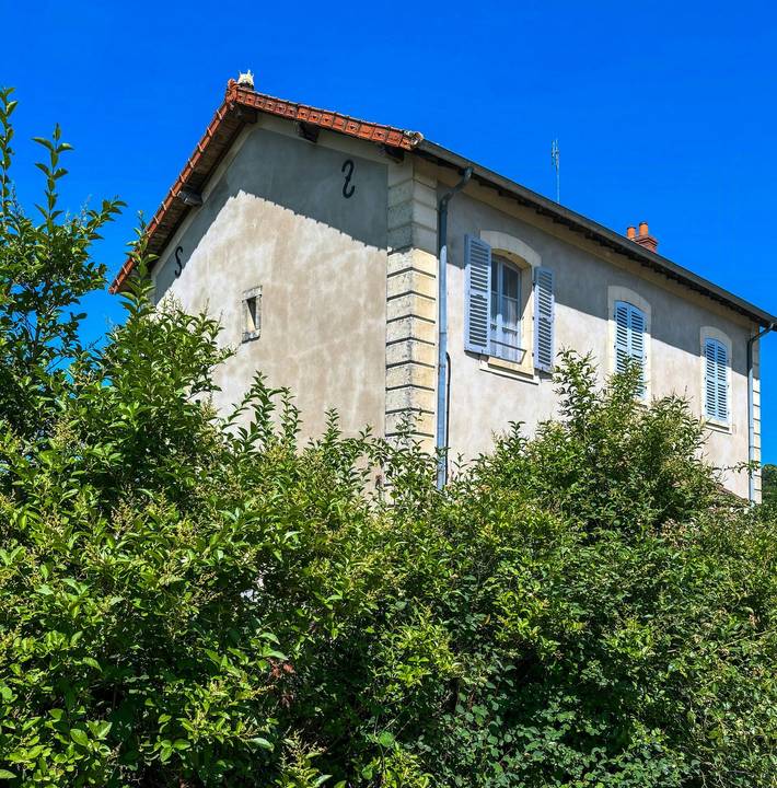 Vous découvrez l'ancienne gare du village en Bourgogne in Gibles, Région de Charolles