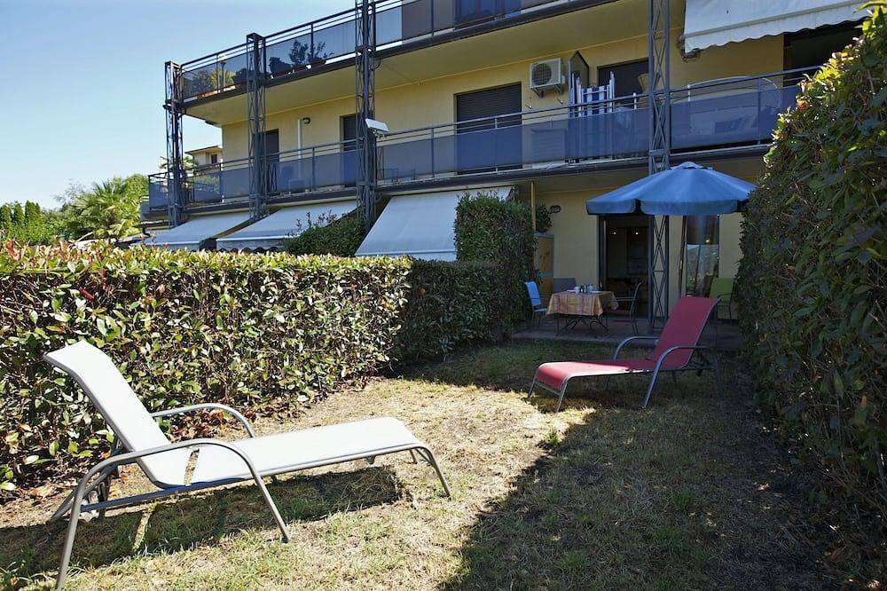 Geheel appartement, Appartement met groot terras en tuin in een residentie met zwembad in Luino, Comune di Luino