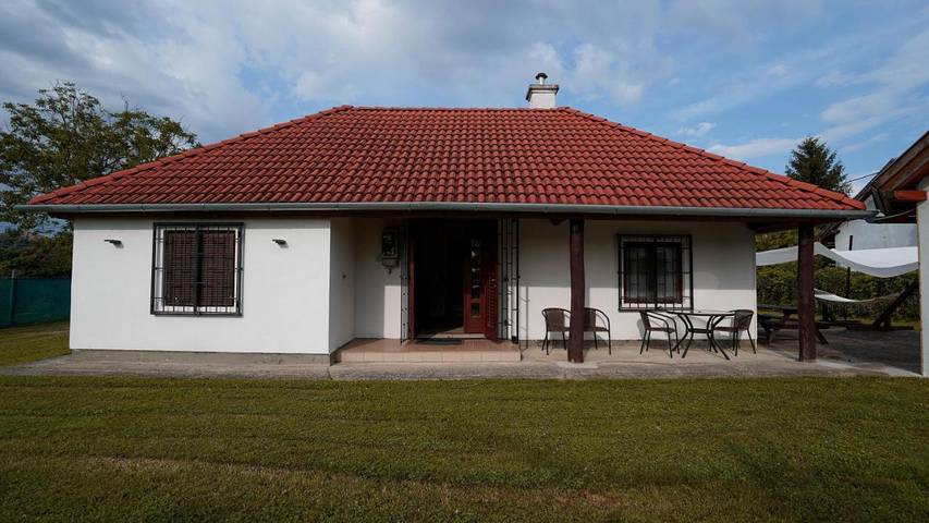Ferienwohnung für 5 Personen, mit Terrasse und Garten sowie Pool und Sauna in Keszthely
