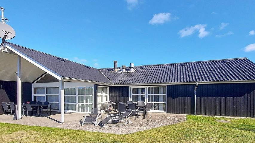 Ferieudlejning for 11 personer, med jacuzzi og pool såvel som terrasse og sauna i Øster Hurup