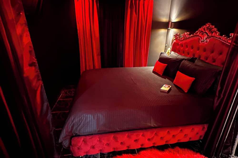 Just 30m from Paris, our loveroom-spa is the perfect setting for unforgettable moments. in Villeneuve-le-Roi, Val-de-Marne