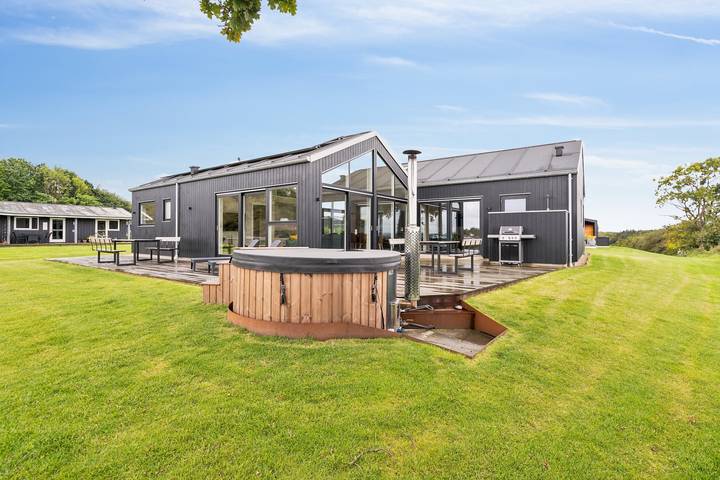 Ferienhaus für 12 Personen, mit Terrasse und Whirlpool sowie Garten und Sauna