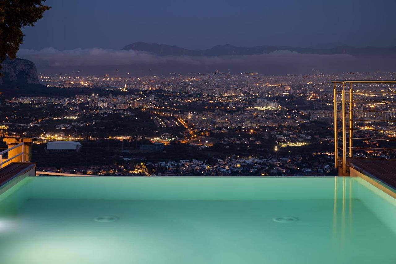 Villa vista mare con piscina privata a Mondello in Palermo, Provincia di Palermo