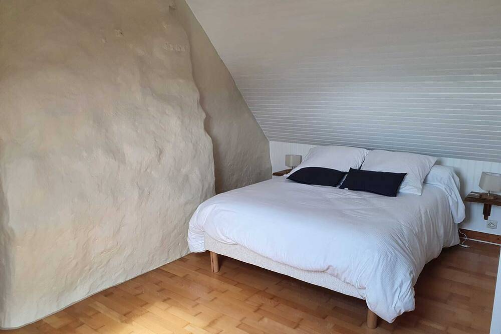Maison typique Ouessantine avec son jardin clos et arboré. Location tout inclus. in Ouessant, Région de Brest