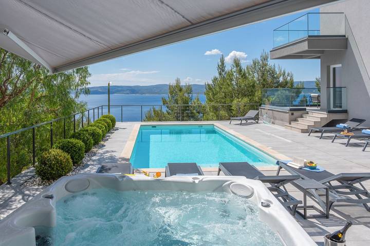 Villa pour 8 personnes, avec Balcon et Jacuzzi ainsi que Terrasse et Piscine à Mimice