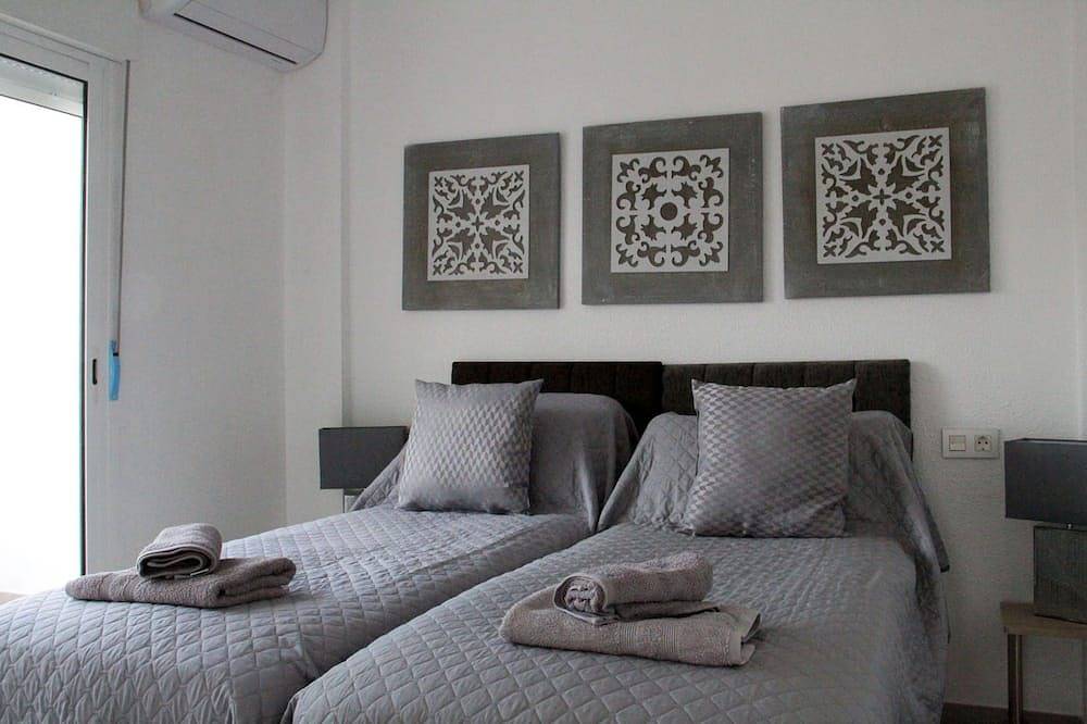 Ganze Wohnung, Atemberaubende 2 Bed Apt auf Villamartin Plaza neu renoviert mit Blick auf den Gemeinschaftspool in Brisas y Golf, Orihuela