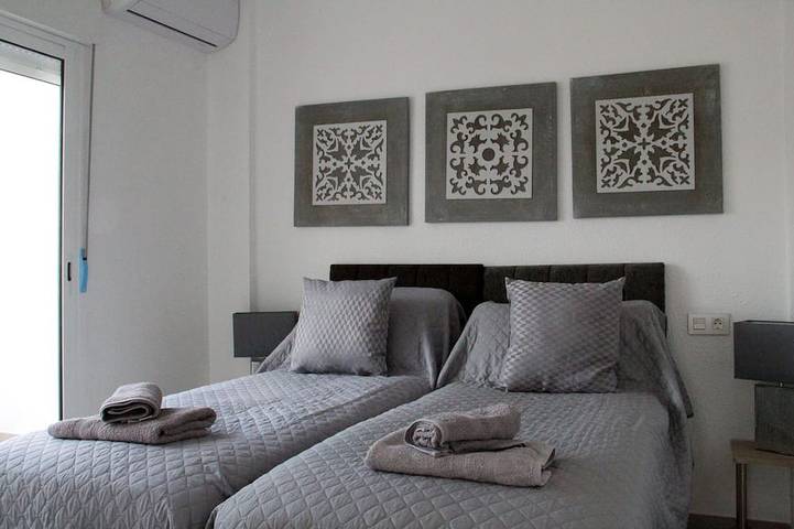 Ganze Wohnung, Atemberaubende 2 Bed Apt auf Villamartin Plaza neu renoviert mit Blick auf den Gemeinschaftspool in Brisas y Golf, Orihuela