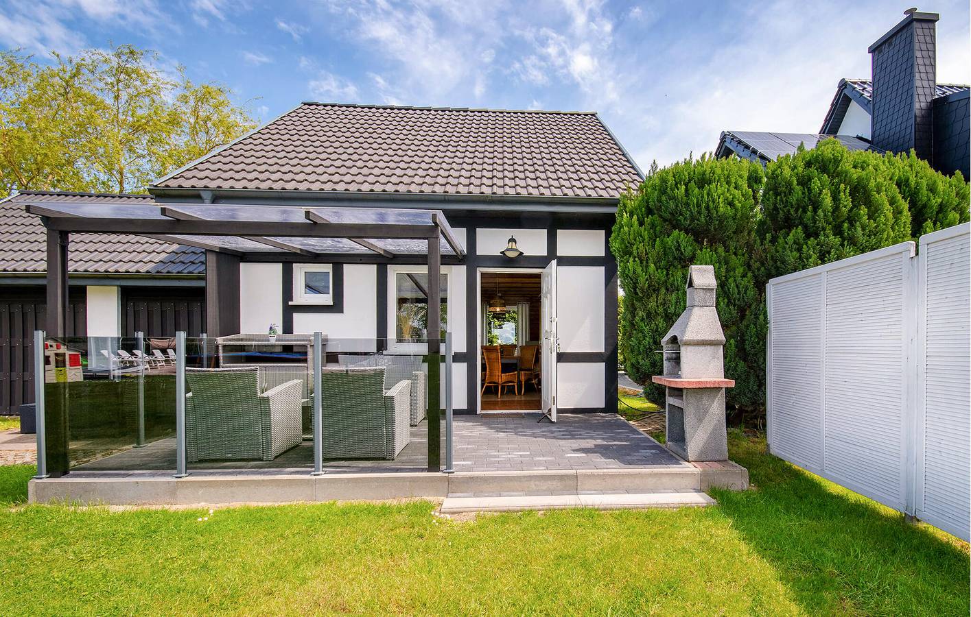 Ferienhaus für 6 Personen mit Terrasse in Powiat Sławieński