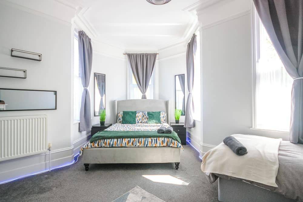 Entire apartment, Spacious Apt with Free Parking in Folkestone, Kent