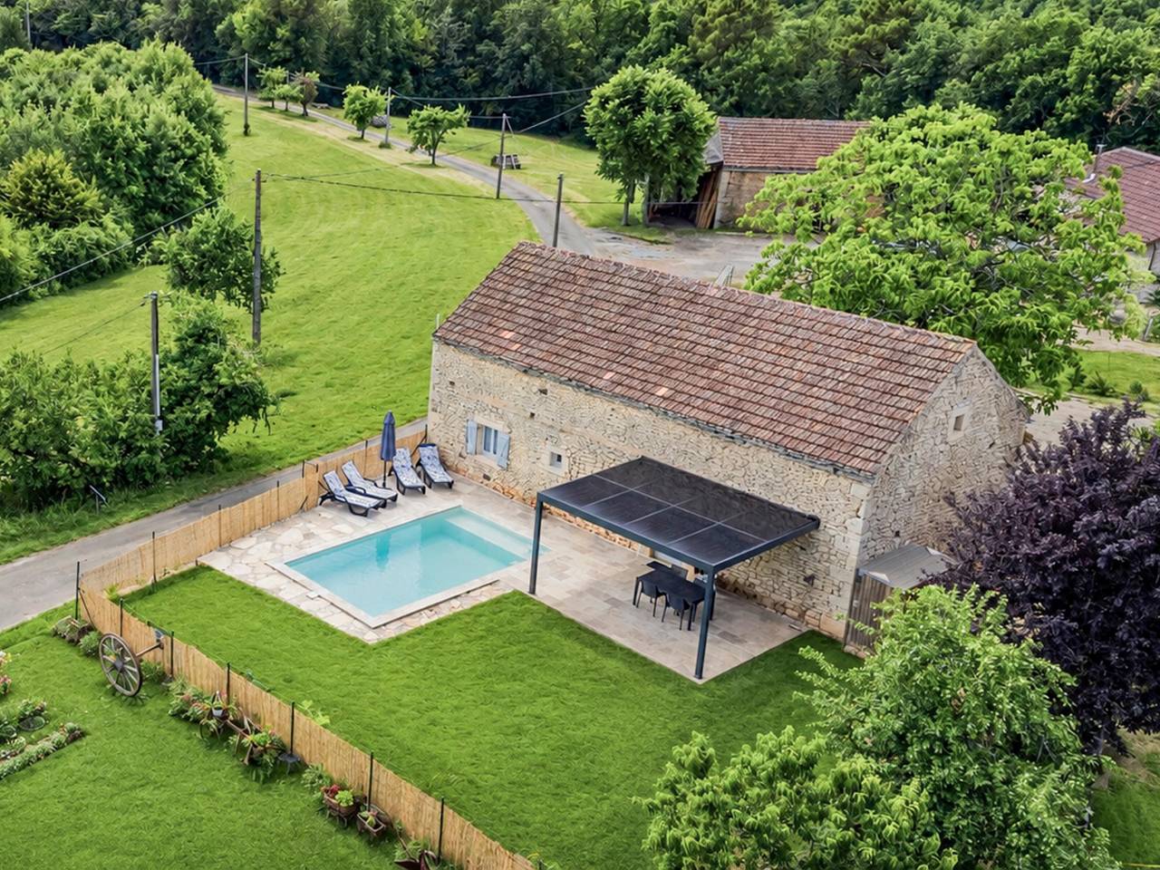 Gîte de qualité avec terrasse et piscine privée in Montcabrier, Quercy