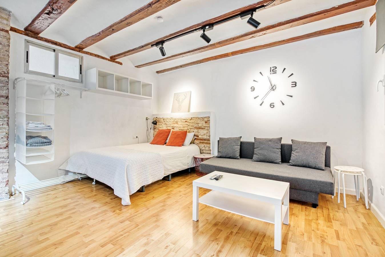 Entire apartment, Studio Apartment 'Mendoza' with Balcony, Wi-Fi and Air Conditioning in Valencia City Centre, Valencia