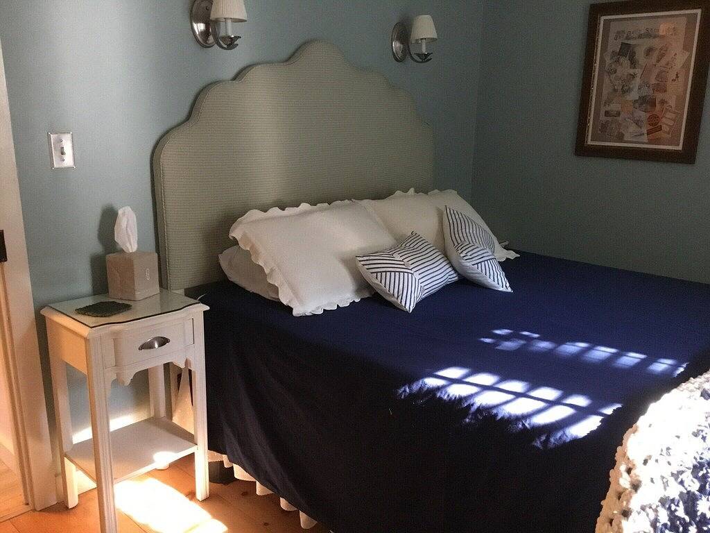 Beautifully appointed lake-view cottage with dock access in Rutland County