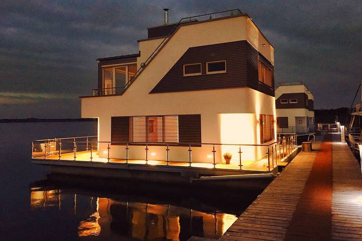 Villa für 6 Personen, mit Balkon und Whirlpool sowie Garten und Sauna in Bitterfeld-Wolfen