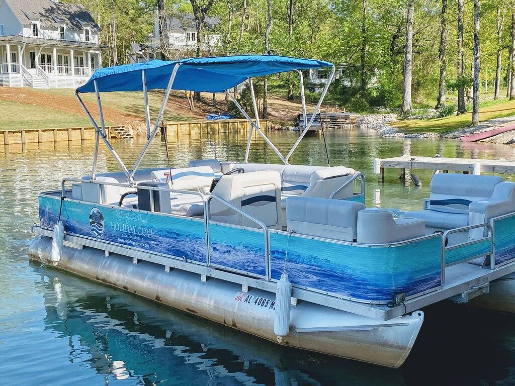 Wunderschöne, neu renovierte makellose Immobilie. Nur wenige Schritte vom Wasser entfernt mit eigenem Steg in Lake Martin