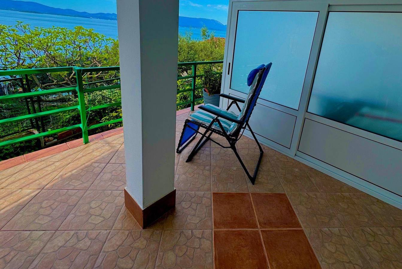 Ganze Ferienwohnung, Ferienwohnung "Seaside" mit Blick auf das Wasser in Komarna, Dubrovnik-Neretva