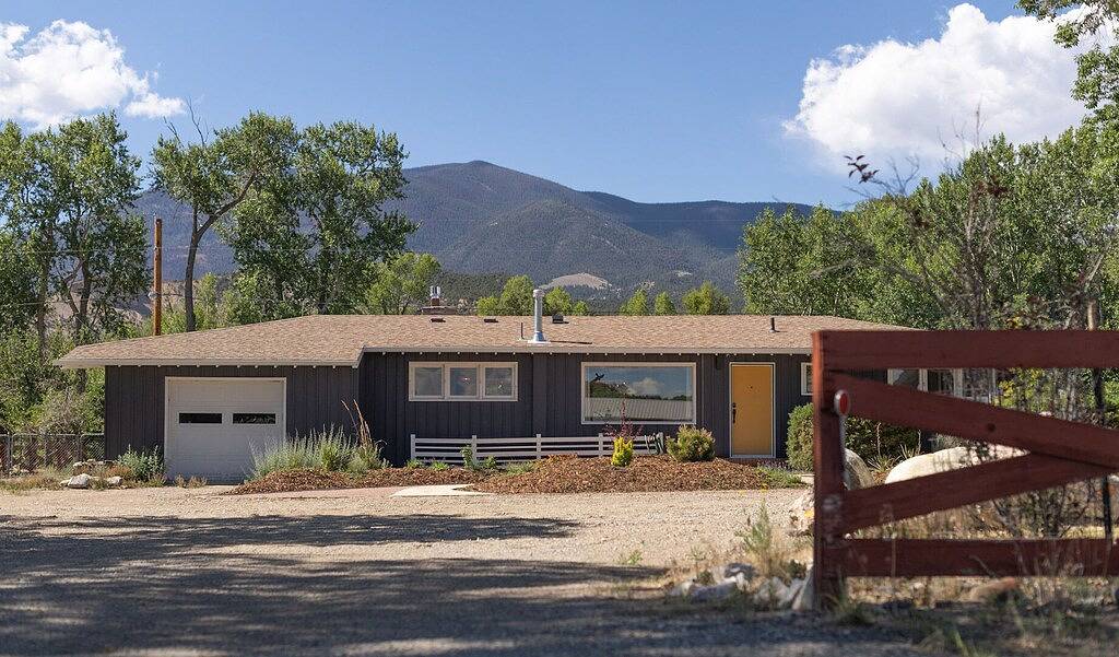 Fun and Eclectic Mcniffityville! Dog Friendly - Near Town! in Chaffee County