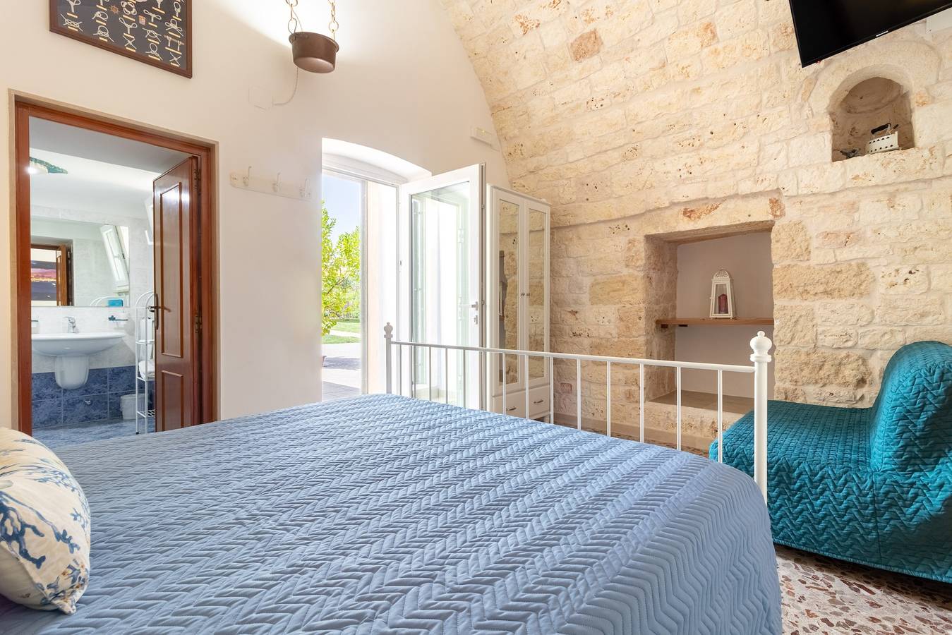 Camera 'Sole' con piscina condivisa, Wi-Fi e aria condizionata in Polignano a Mare, Provincia di Bari