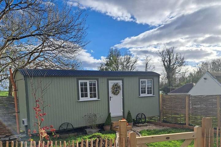 Holiday house for 2 people, with garden, with pets in Galway