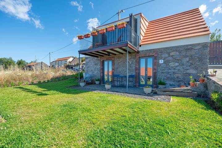 Cottage for 4 people, with Balcony and Terrace as well as Garden and Pool in Madeira