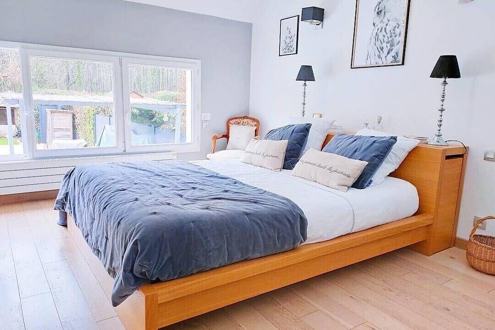 Charming villa with summer-heated pool in the heart of the Kings' Valley in Chambray-lès-Tours, Tours region