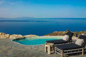 Cottage pour 4 personnes, avec piscine ainsi que jacuzzi et jardin dans Folégandros