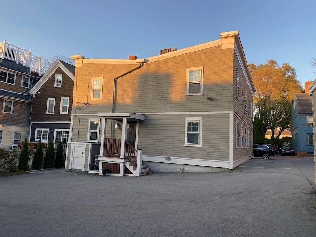 Very cool 1 Bed/ 1 Bath / (Sleeps 4) Dog friendly with parking on Historic Pelham St. in Newport, Newport County