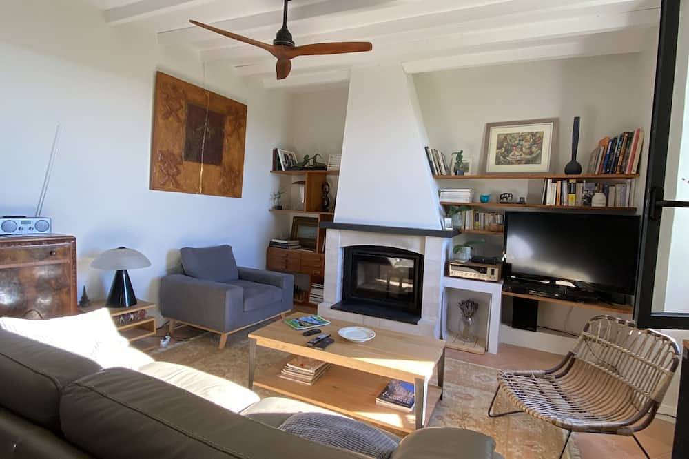 Maison de charme dans le Gard proche Avignon, Terrasse et Jardin avec Spa in Rochefort-du-Gard, Région de Nîmes