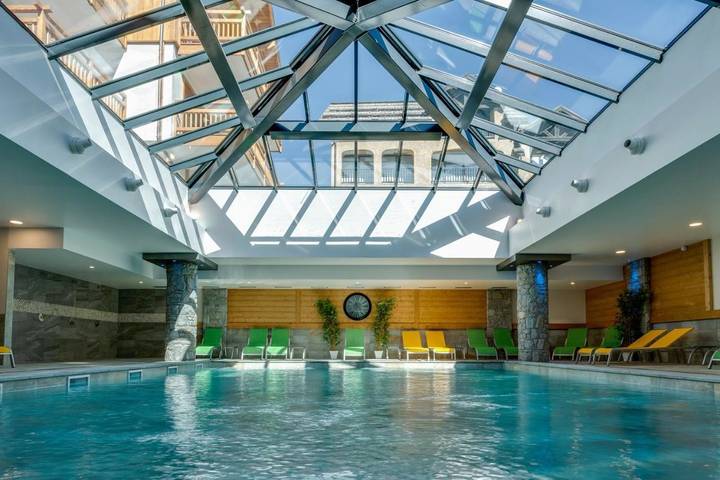 Appart’hôtel pour 4 personnes, avec piscine et sauna ainsi que balcon et jacuzzi, animaux acceptés