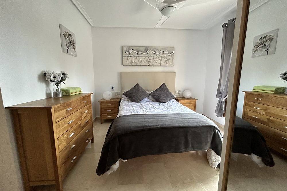 Ganze Wohnung, Casa Estrellas, 2 Betten, 2 Badezimmer, Lage am Pool, privater Garten, Wifi in Montemar suburb, Algorfa
