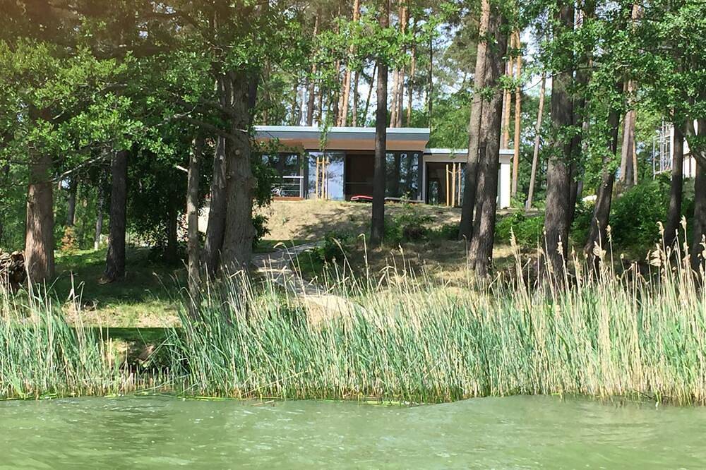 Luxus-Ferienhaus direkt am See, naturnaher Komfort in modernem Stil in Lychensee, Lychen