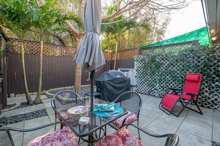 Vacation rental for 14 people, with yard and terrace as well as hot tub in Indian Harbour Beach