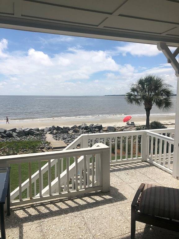 Ganze Wohnung, Schöne Ocean Front Cottage mit herrlichem Blick - nur wenige Schritte vom Strand entfernt! in St. Simons Island, Glynn County