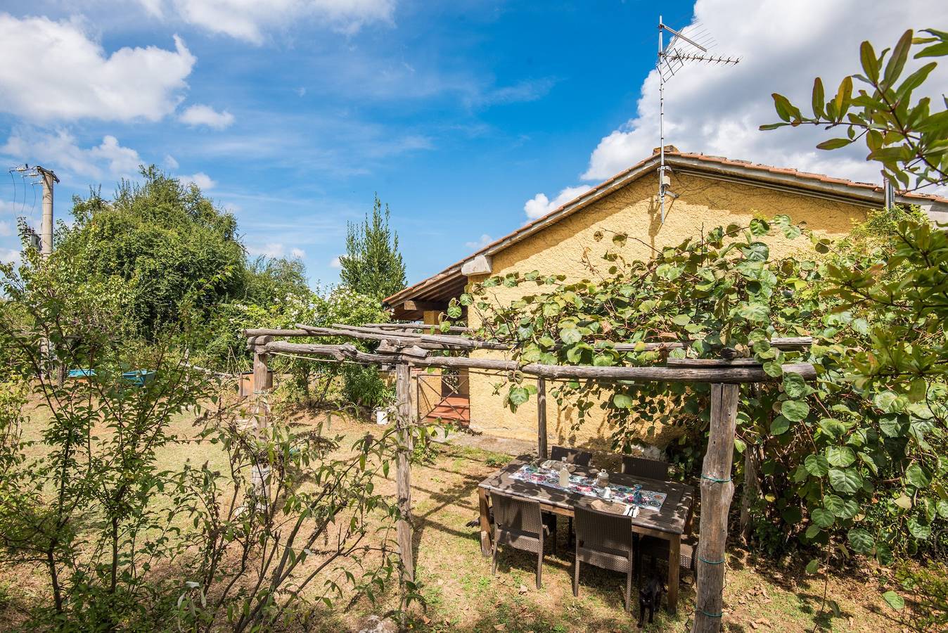 Appartamento intero, Appartamento di vacanza 'Glicine' con vista sulle montagne, piscina condivisa e Wi-Fi in Montieri, Provincia di Grosseto