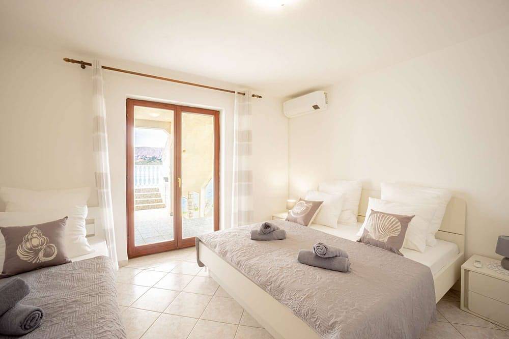 Ganze Wohnung, Apartment right on the sea, boat dock and shared terrace on the beach in Metajna, Pag