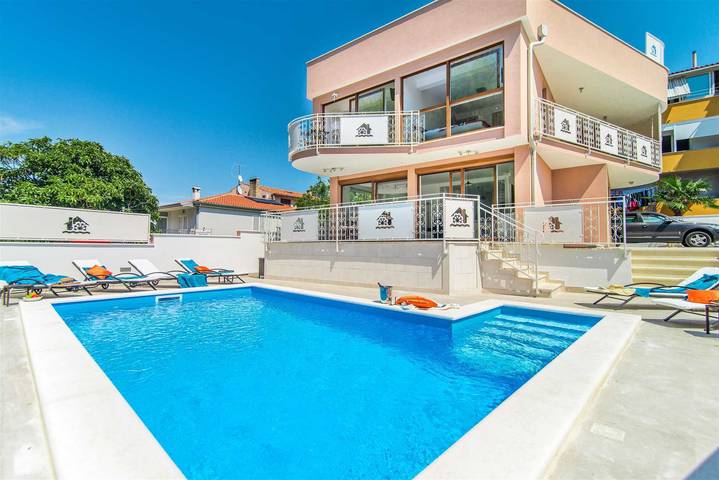 Villa für 6 Personen, mit Balkon und Balkon/Terrasse sowie Terrasse und Whirlpool in Novigrad