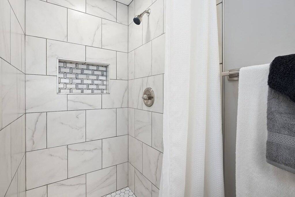 Ganze Wohnung, Prime Location! 2Br, King Bed w/ Laundry in Macomb County