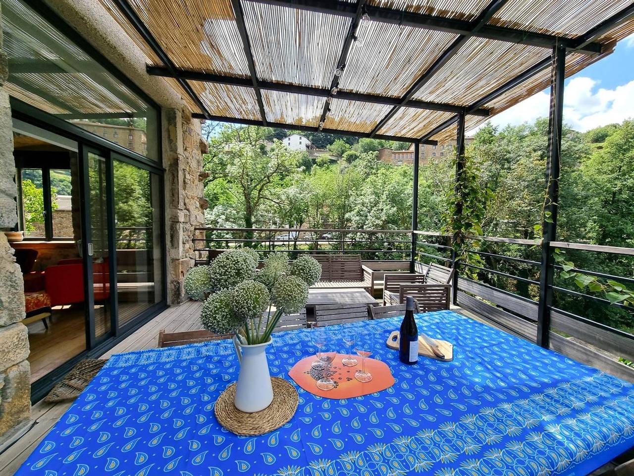 Gîte charmant avec terrasse, billard, et animaux acceptés in Doizieux, Parc Naturel Régional du Pilat