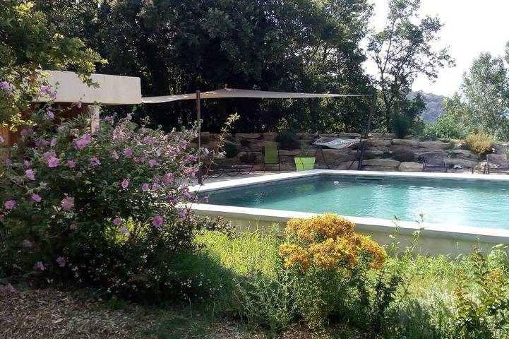 Gîte pour 4 personnes, avec Jacuzzi et Terrasse ainsi que Jardin et Piscine à Malaucène