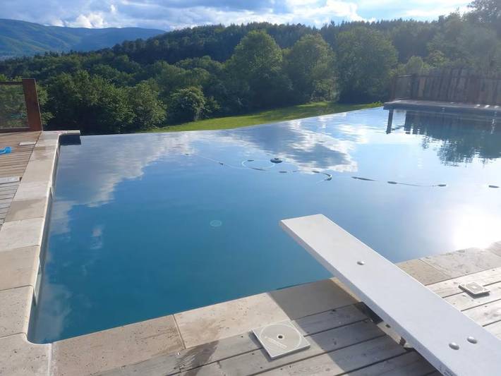 Gîte pour 14 personnes, avec piscine et jardin, animaux acceptés