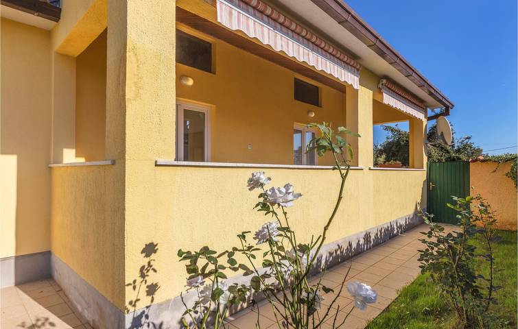 Encantador apartamento de 1 dormitorio con piscina y terraza cerca del centro de la ciudad in Presika, Costa Este de Istria