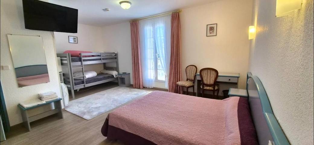 Location de vacances pour 4 personnes, avec Jardin et Piscine à Lunas