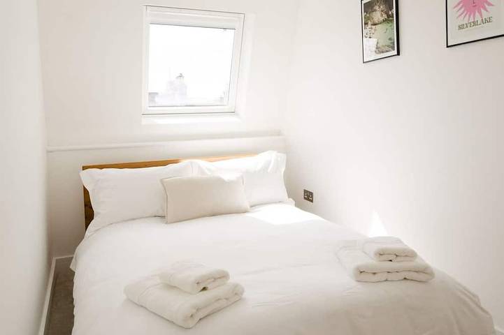 Ganze Wohnung, 🌊 Stylish Seaside Escape with Stunning Views – Moments from the Beach in Botany Bay, Kent