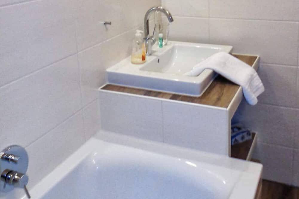 Ganze Wohnung, Ferienwohnung (55 m2) im 1. Stock des Turmes in einem Schloss in Markt Nordheim, Steigerwald