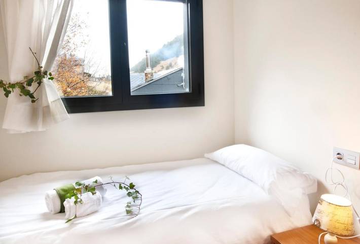 Gîte pour 8 personnes, avec vue dans Incles - 4
